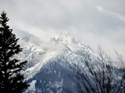 Blick auf die schneebedeckten Berge am Schliersee