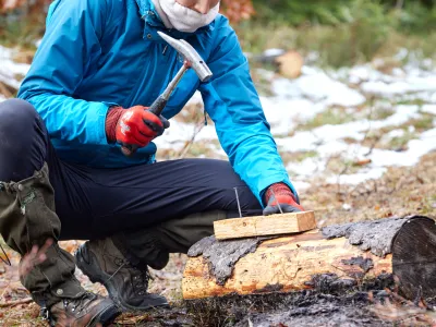 Junge Frau mit Hammer und Nägeln