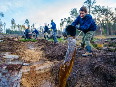 Freiwillige bei der Moorwiedervernässung