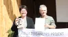 Sonnige Aussichten Sabine Riewenhermund Stephen Wehner bei der Übergabe der Urkunde zur Auszeichnung des Bergwaldprojekts als UN-Dekade.