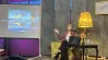 Susanne Götze beim Waldsalon Person sitzt auf einer Bühne und hält einen Vortrag