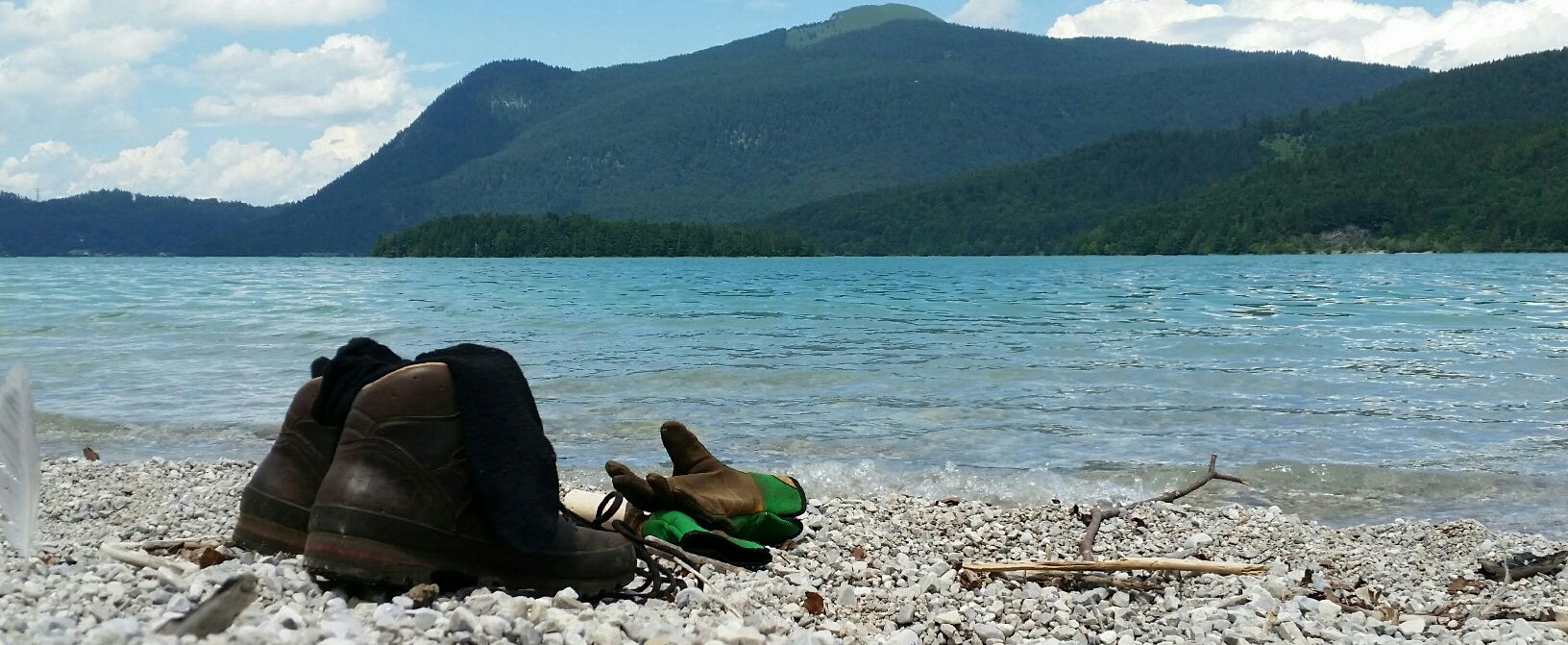 Schuhe ausziehen, wenn das Badezimmer betreten wird.