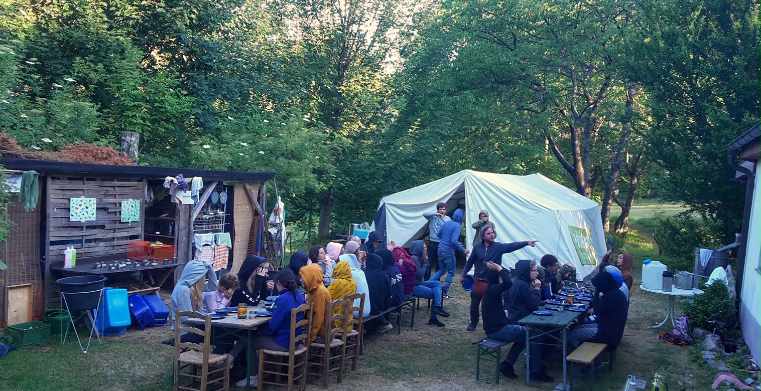 Essen in Schutzkleidung wg. Gnitzen Essen in Schutzkleidung wg. Gnitzen